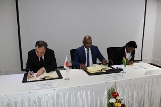 Signing ceremony1
