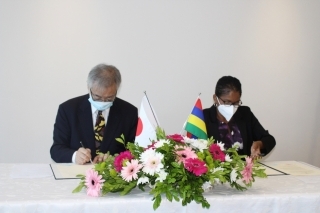 The scene of  signing 