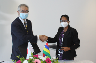 Ambassador KAWAGUCHI and Mrs JACQUES, President of Association des Malades et Handicapés de l’Est