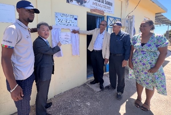 除幕の様子(木工訓練校)