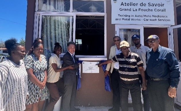 除幕の様子(機械・溶接訓練校)