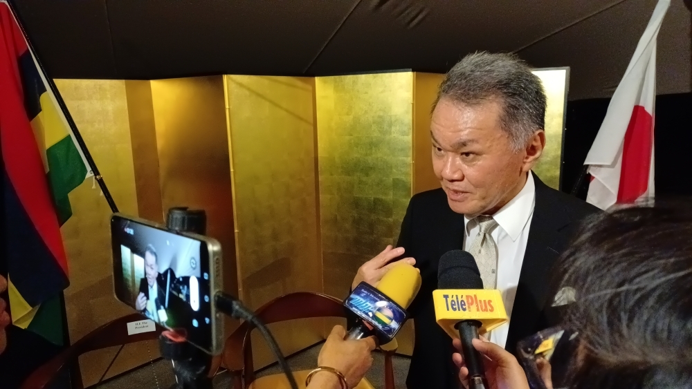 報道各社のインタビューを受ける菅大使